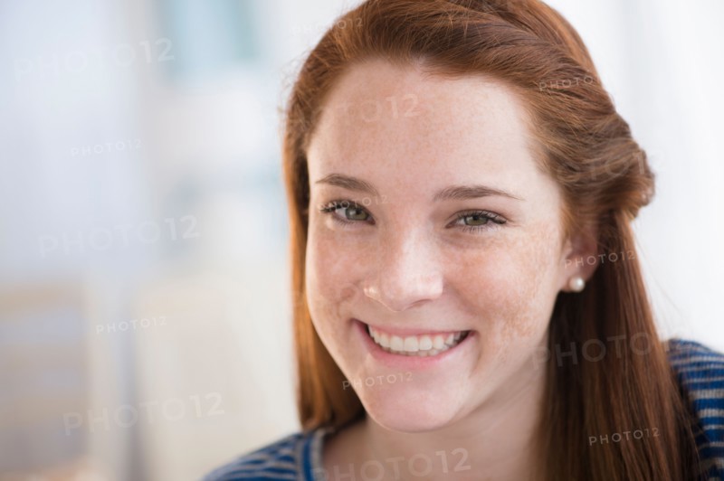Portrait of smiling teenage girl (14-15)