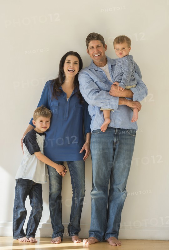 Portrait of parents with two sons (12-17 months, 6-7).