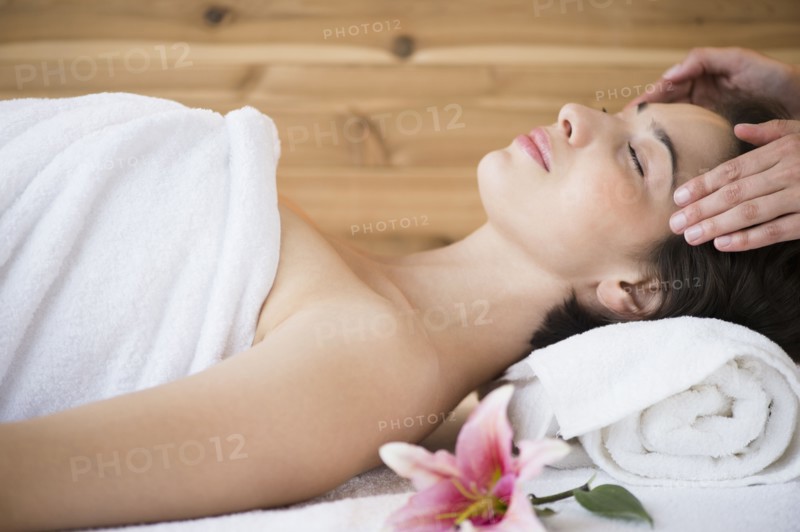 Woman receiving massage in spa.
Photo : Jamie Grill