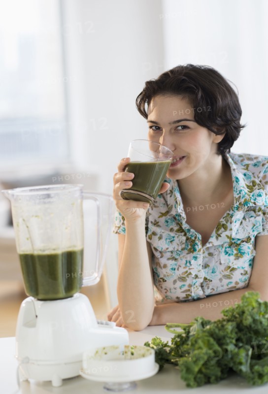 Woman drinking kale juice.
Photo : Jamie Grill