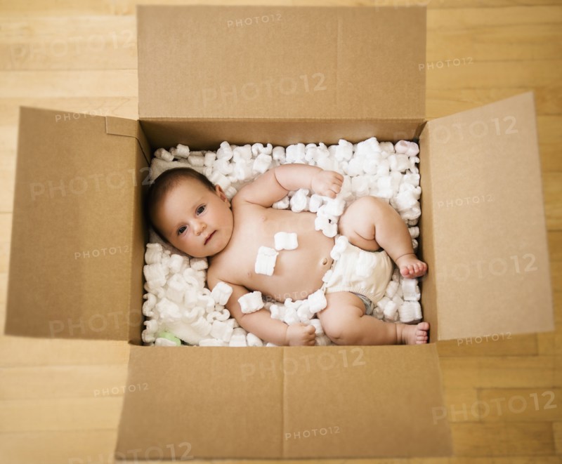 Baby girl (2-5 months) in cardboard box.
Photo : Jamie Grill