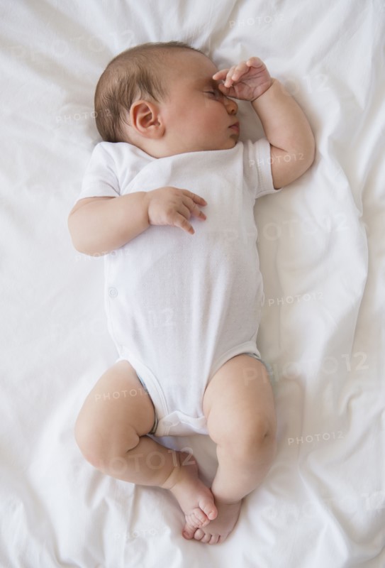 Baby girl (2-5 months) sleeping in bed.
Photo : Jamie Grill