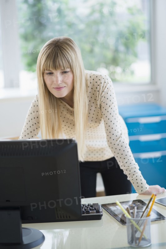 Female designer working on computer.
Photo : Jamie Grill