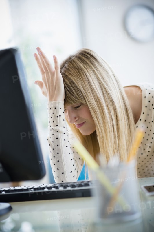 Woman suffering from headache in office.
Photo : Jamie Grill