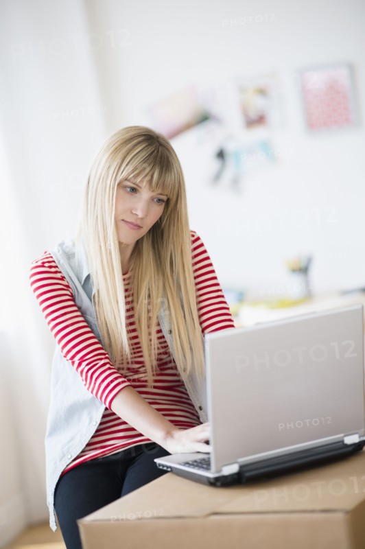 Woman using laptop.
Photo : Jamie Grill
