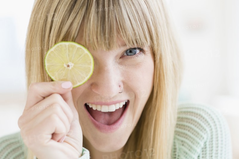 Portrait of woman holding slice of lime.
Photo : Jamie Grill