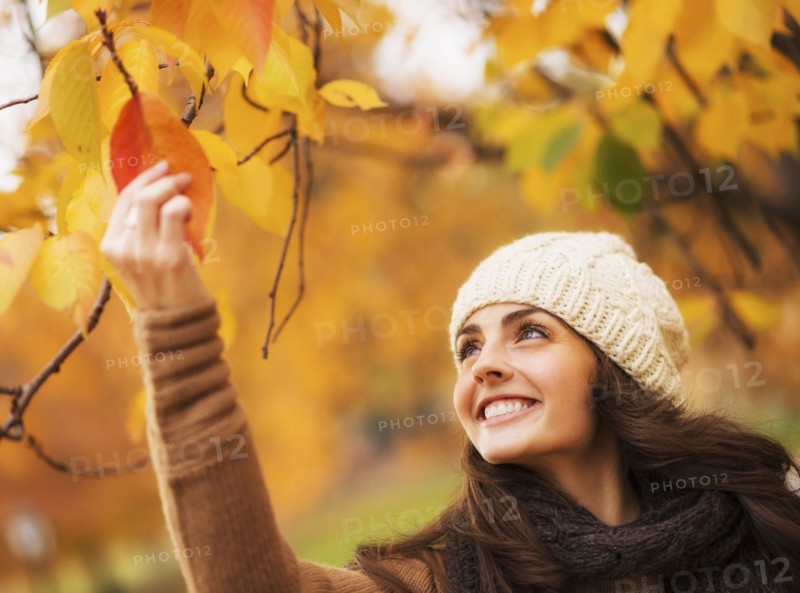 Young woman picking leaves in Central Park. USA, New York State, New York City.
Photo : Daniel Grill