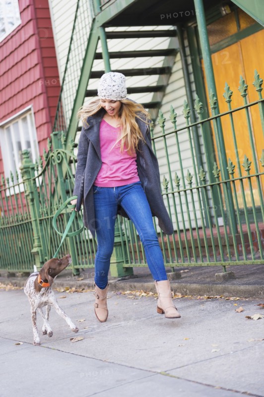 Portrait of blond woman walking dog. USA, New York City, Brooklyn, Williamsburg.
Photo : Daniel Grill