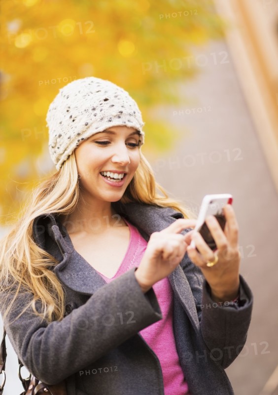 Portrait of blond woman using cell phone. USA, New York City, Brooklyn, Williamsburg.
Photo : Daniel Grill