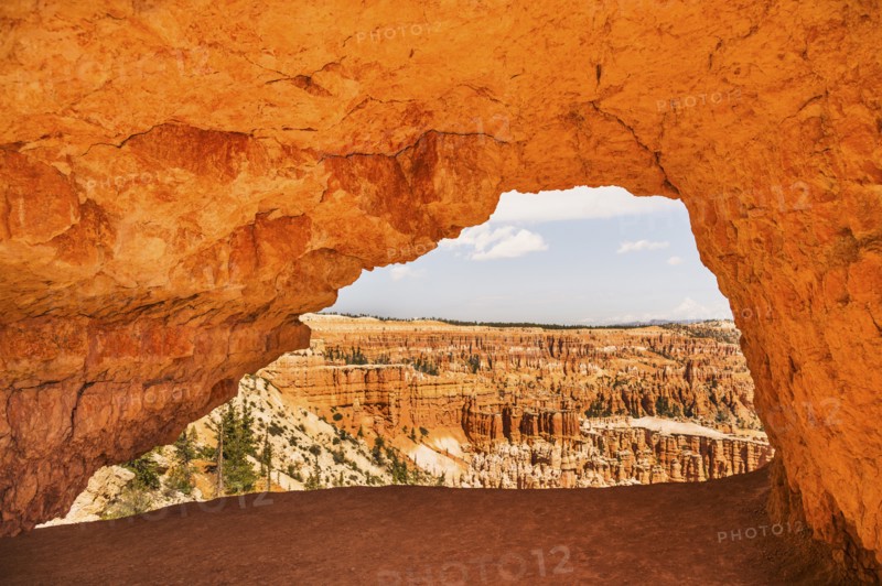 View of natural arch. USA, Utah, Bryce Canyon.
Photo : Daniel Grill