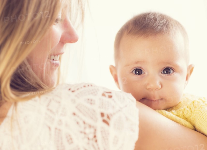 Studio Shot of mother holding daughter (2-5 months).
Photo : Daniel Grill