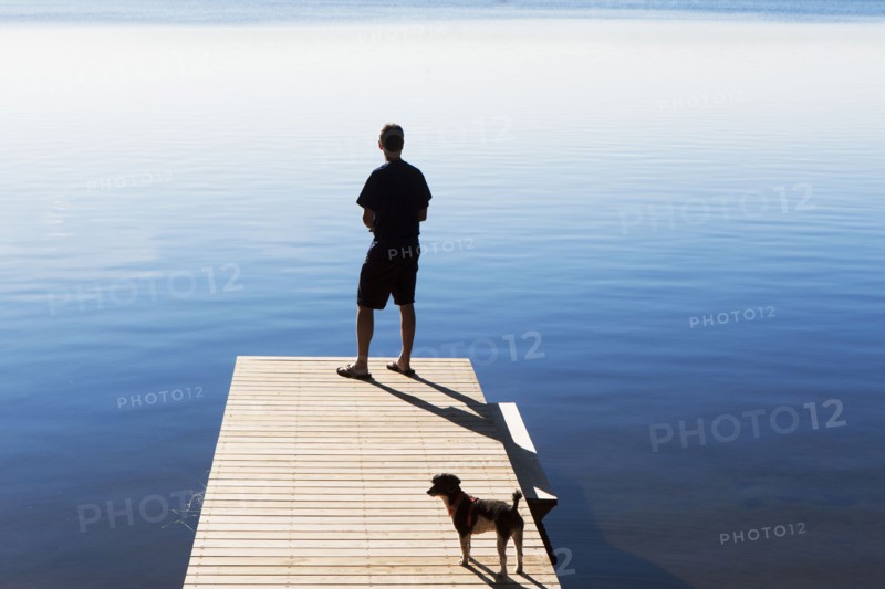 Rear view of man on jetty looking at view. USA, New York State, Wurtsboro.
Photo : fotog