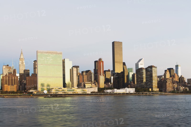 View of skyline at sunset. USA, New York State, New York City.
Photo : fotog