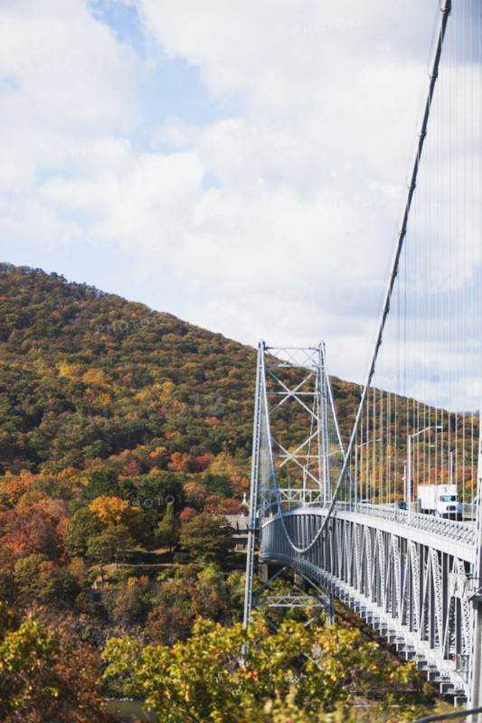 Truck crossing bridge. USA, USA, New York State, Bear Mountain.
Photo : fotog