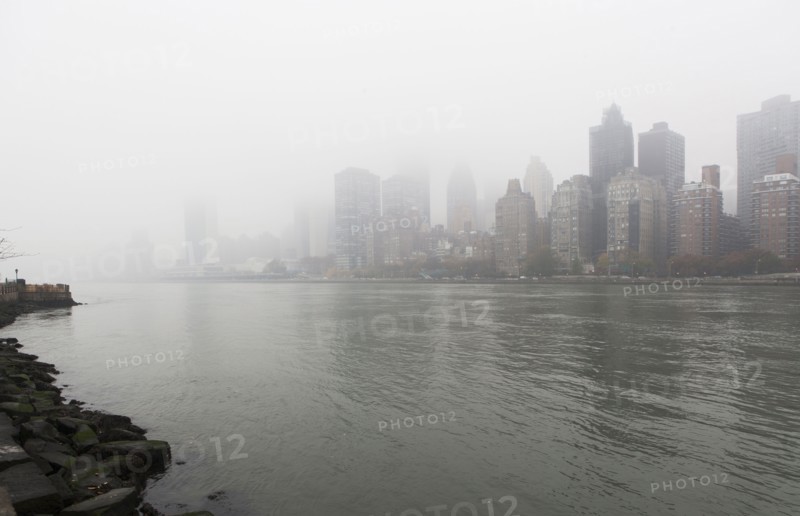 View of city over river. USA, New York State, New York City.
Photo : fotog