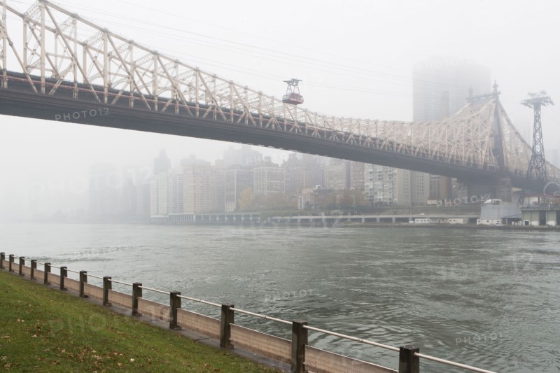Overhead cable car by Queensboro Bridge. USA, New York State, New York City.
Photo : fotog