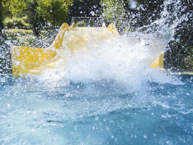 Boy (6-7) making splash in pool. Germany, Thuringia.
Photo : JOHANNES KROEMER