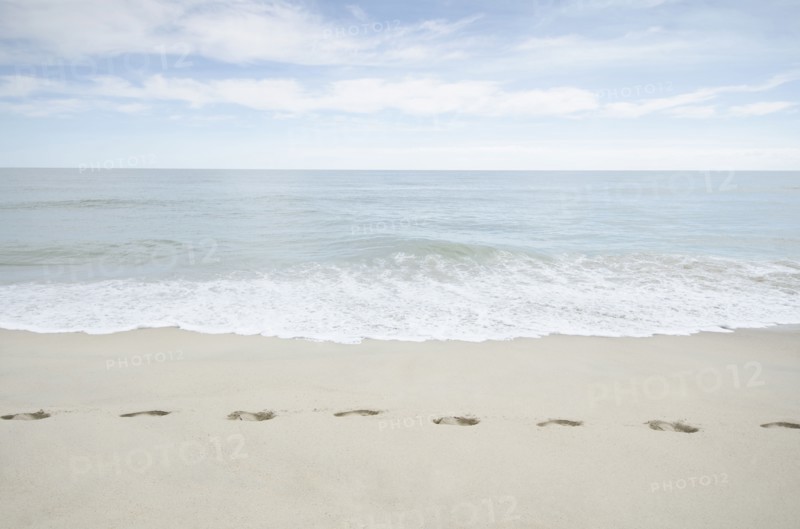 Foorprints on beach. USA, Massachusetts, Nantucket.
Photo : Chris Hackett