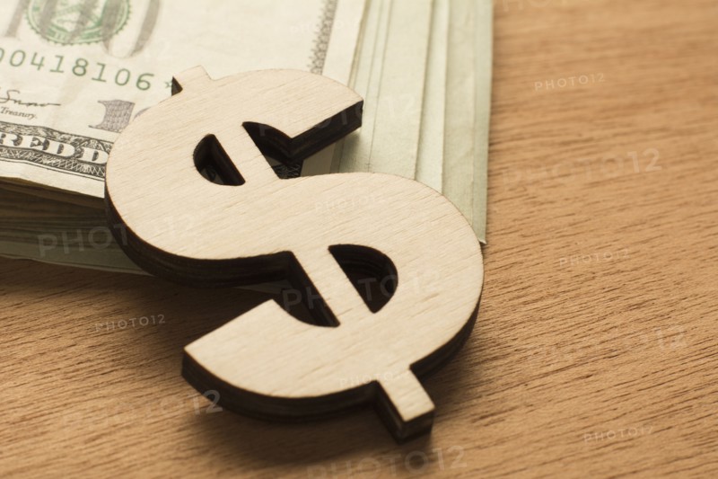 Dollar sign and cash.
Photo : Kristin Lee