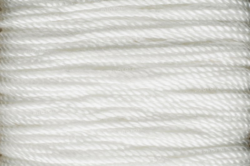 White string.
Photo : Kristin Lee