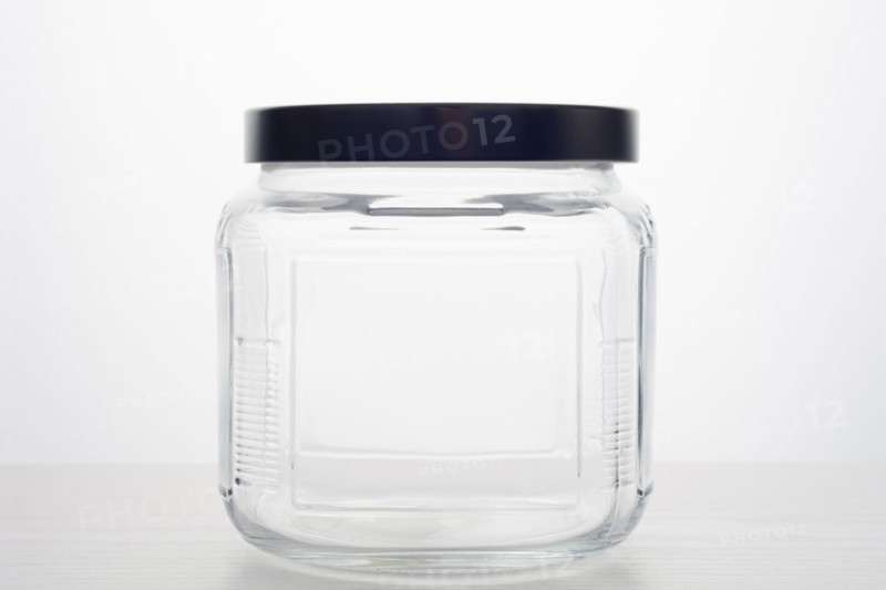 Empty glass jar.
Photo : Kristin Lee