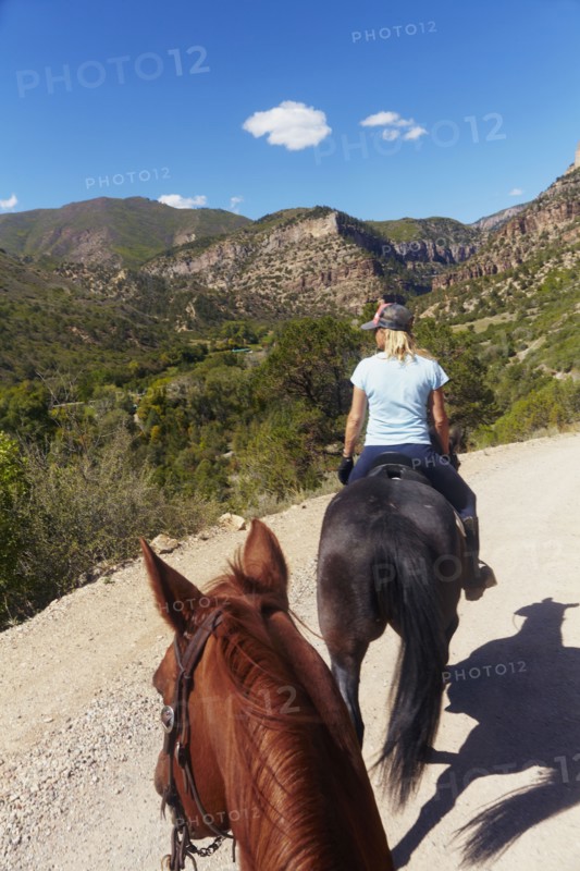 Woman riding horse. USA, Western USA, Colorado.
Photo : Kelly