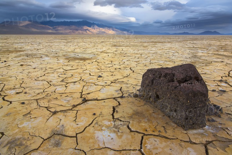 Stormy clouds over cracked earth. USA, Oregon.
Photo : Gary Weathers