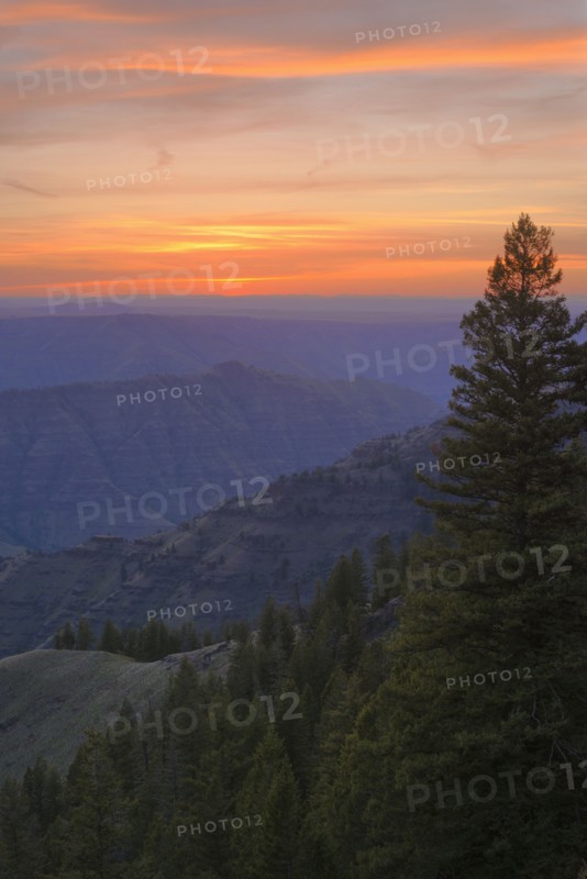 View to Imnaha River Canyon at sunset. USA, Oregon.
Photo : Gary Weathers