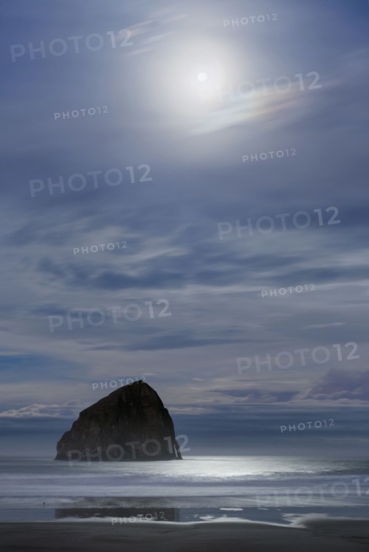 Haystack Rock at moonset. USA, Oregon, Pacific City.
Photo : Gary Weathers