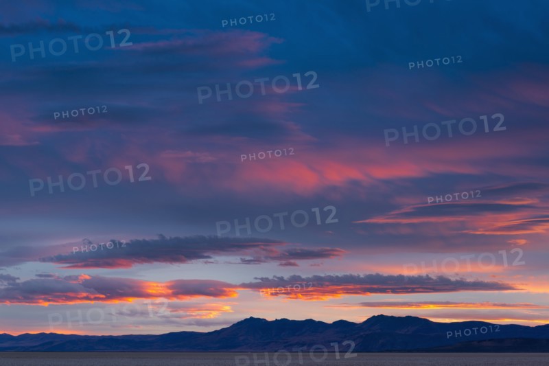 View to Alvord Desert at sunset. USA, Oregon.
Photo : Gary Weathers