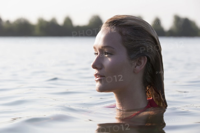 Woman relaxing in lake, Profile. Netherlands, Gelderland, De Rijkerswoerdse Plassen.
Photo : Jan Scherders