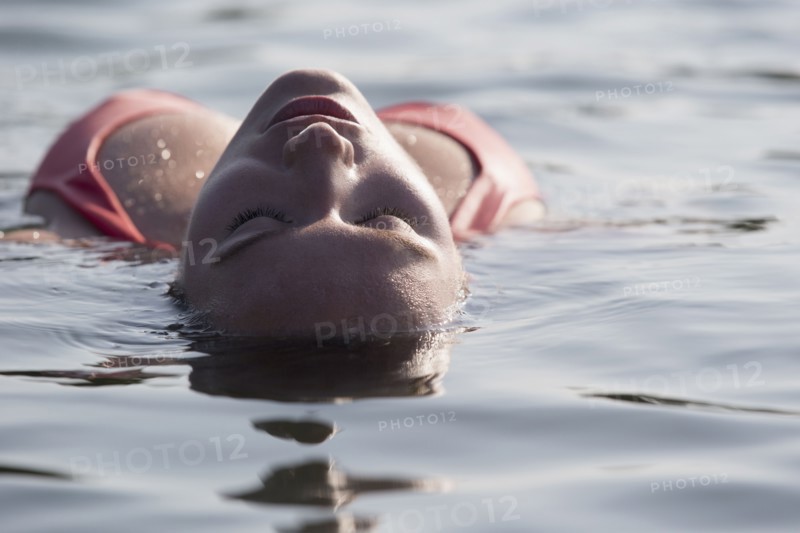 Woman relaxing in lake.
Photo : Jan Scherders