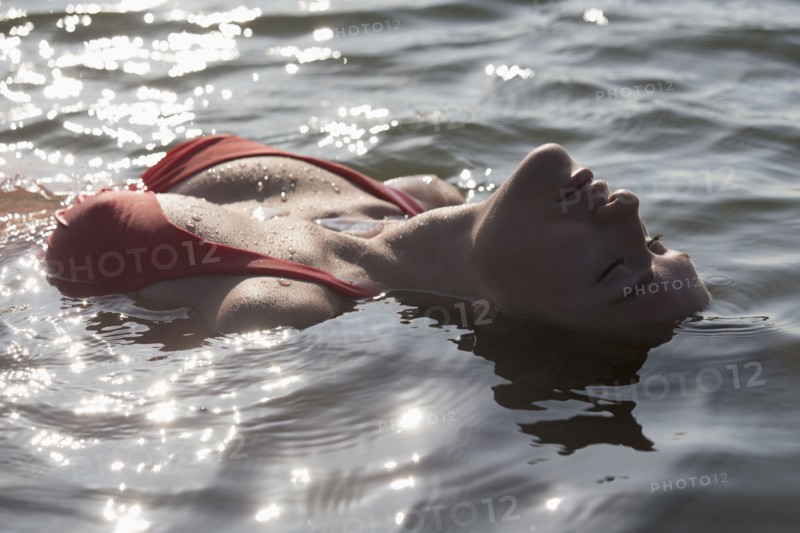 Woman relaxing in lake.
Photo : Jan Scherders