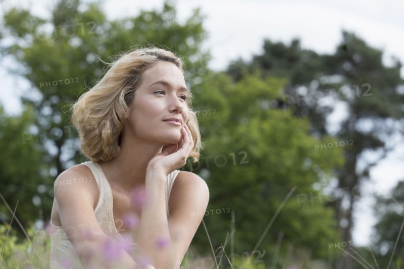 Woman relaxing on meadow. Netherlands, Gelderland, Hatertse Vennen.
Photo : Jan Scherders