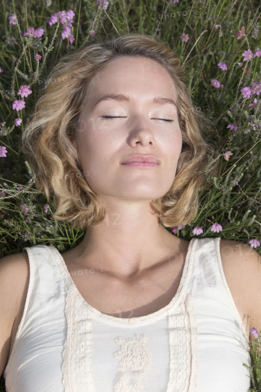 Woman relaxing on meadow.
Photo : Jan Scherders
