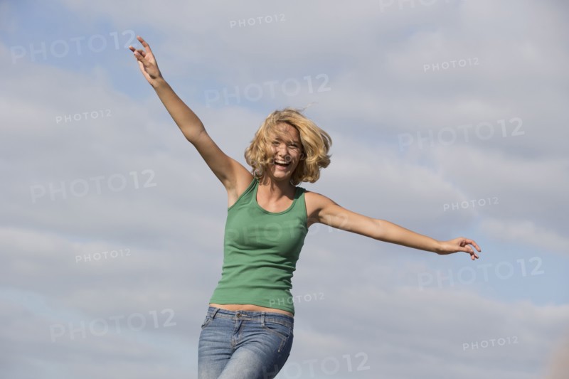 Portrait of happy woman.
Photo : Jan Scherders