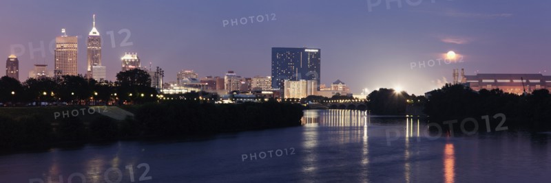 Moon rising over city. USA, Indiana, Indianapolis.
Photo : Henryk Sadura