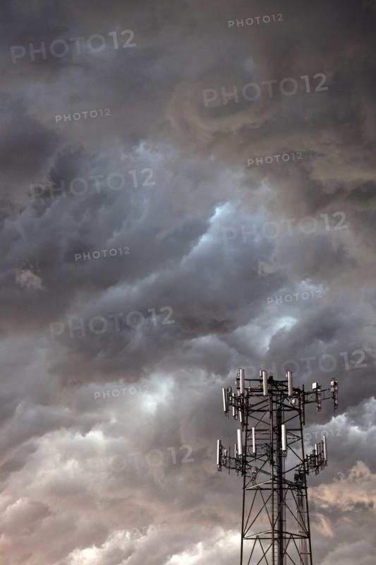 Telecommunication antenna in front of storm clouds. USA, Illinois.
Photo : Henryk Sadura