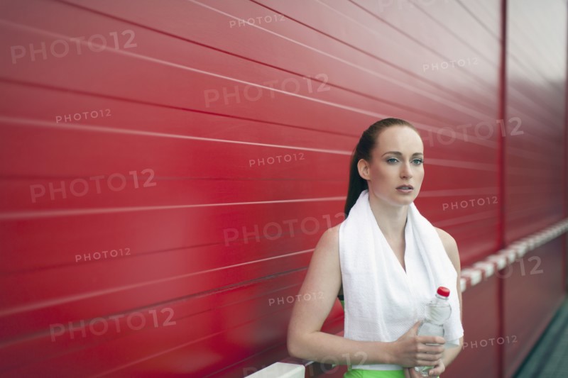 Portrait of woman holding bottle of water.
Photo : Mark de Leeuw