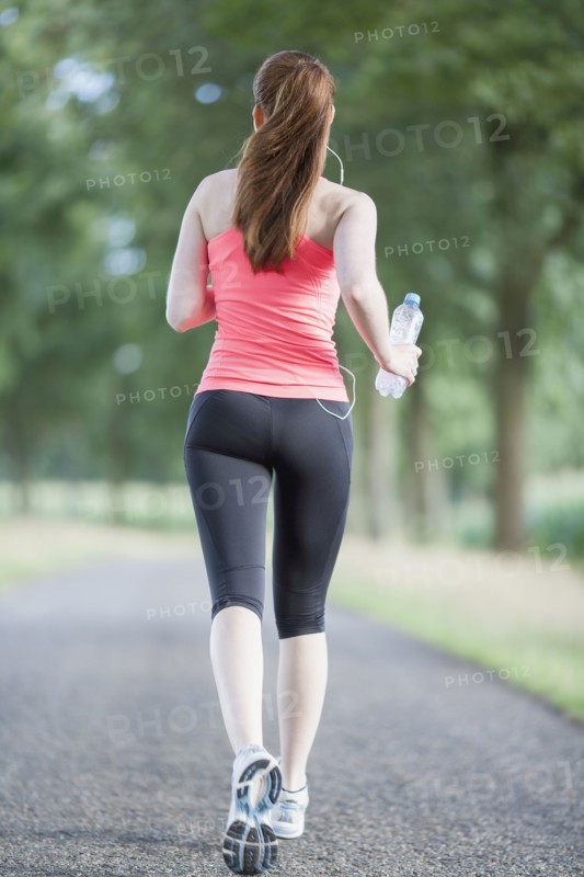 Woman jogging on road. The Netherlands, Erp.
Photo : Mark de Leeuw