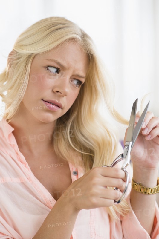 Portrait of young woman cutting hair.
Photo : Jamie Grill