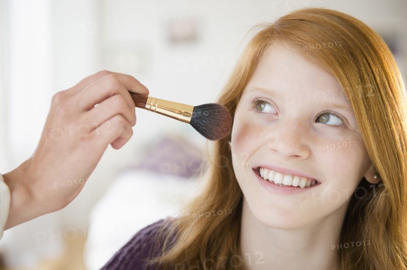 Portrait of girl (12-13) getting make-up.
Photo : Jamie Grill
