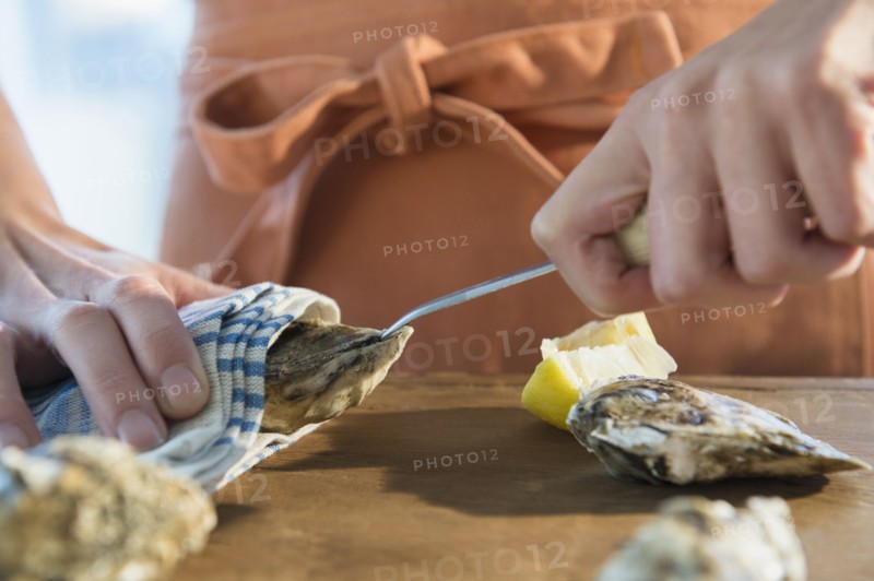Woman shucking oysters.
Photo : Jamie Grill