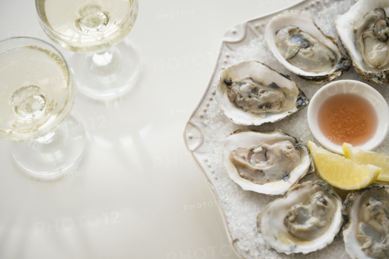 Studio shot of white wine and oysters.
Photo : Jamie Grill