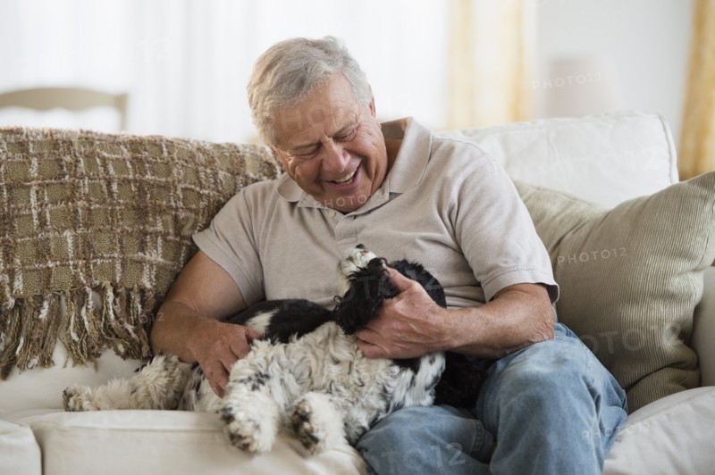 Senior man playing with dog.
Photo : Jamie Grill