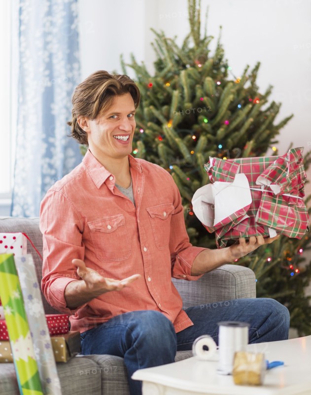 Man wrapping presents.
Photo : Daniel Grill