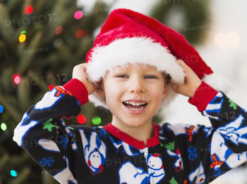 Boy (6-7) wearing santa hat.
Photo : Daniel Grill