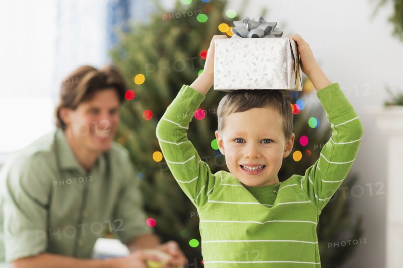 Boy (6-7) holding present on head.
Photo : Daniel Grill