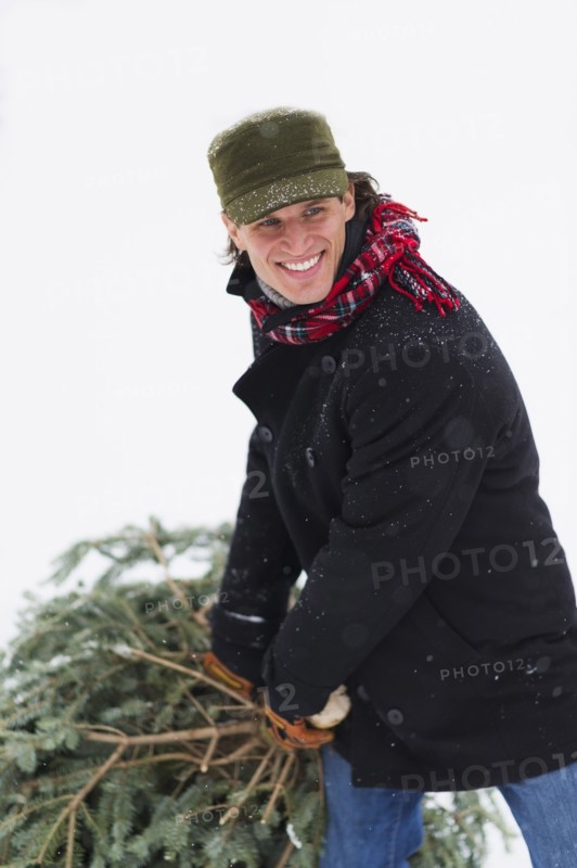 Man carrying Christmas tree.
Photo : Daniel Grill