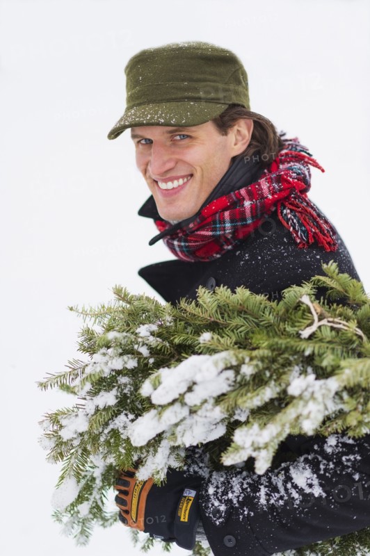 Man carrying Christmas tree.
Photo : Daniel Grill
